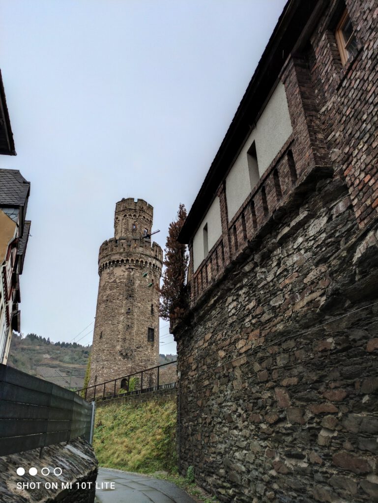 Gut erhaltene Stadtmauer auf deme Rundgang in Oberwesel