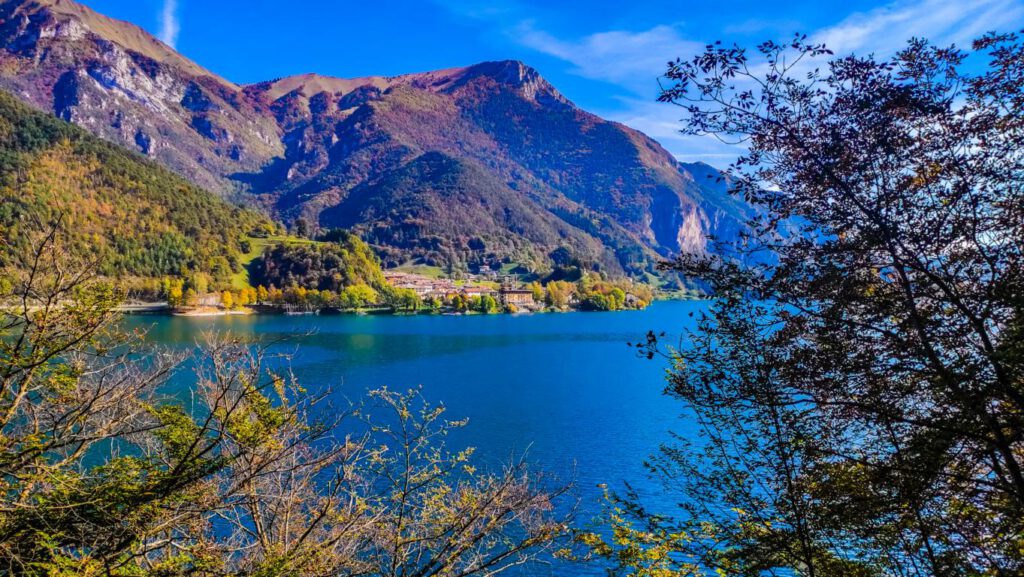 Leichte-Wanderung-um-den-Ledrosee-tolles-Panorma