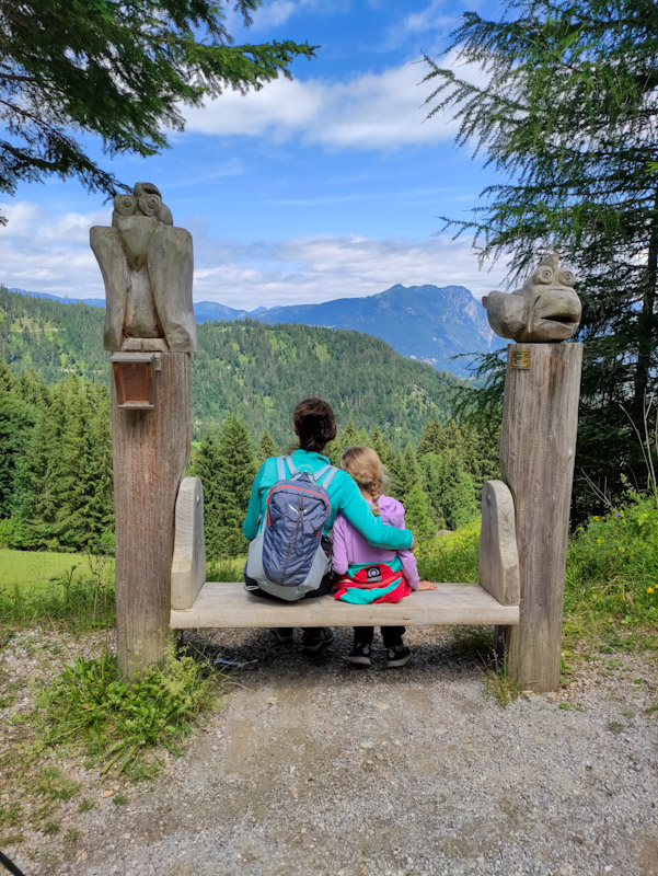 Wandern mit Kindern, gemeinsam die Aussicht genießen