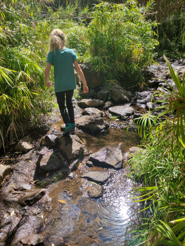 Flussüberquerung - eine besonderes Abenteuer beim Wandern mit Kindern
