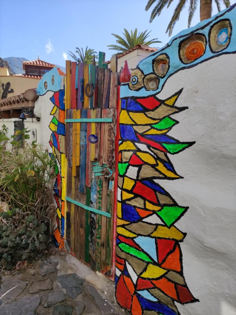 Kunstwerke im Dorf El Guro auf La Gomera