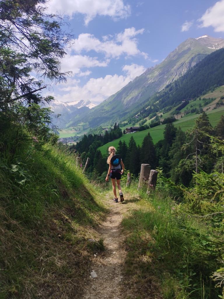 Wanderpfad auf dem Iseltrail bei Prägraten