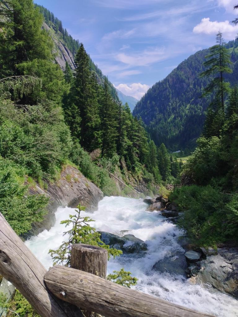 Blick auf die Umbalfälle talabwärts