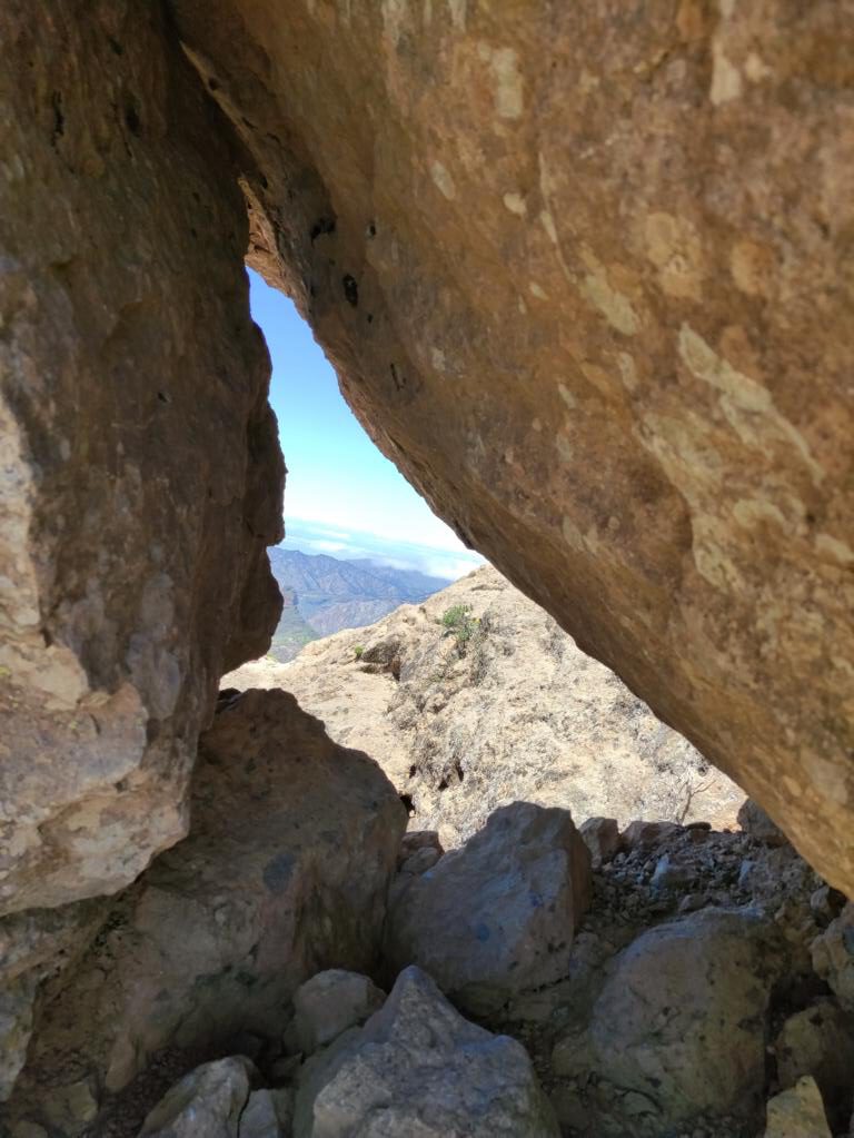 Blick durch das Fenster bei der Wanderung Roque Nublo